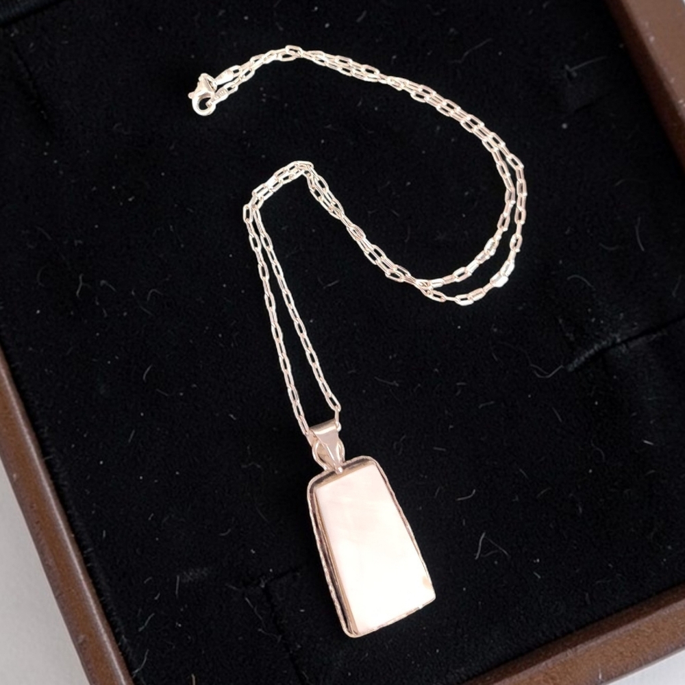 Nacre (Mother of Pearl) Pendant Necklace - Picture 1 of 4